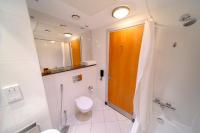Premier Inn Abu Dhabi Airport Business Park的一间浴室