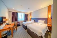 Premier Inn Abu Dhabi Airport Business Park客房内的一张或多张床位
