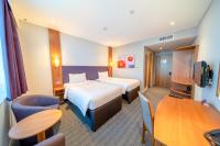 Premier Inn Abu Dhabi Airport Business Park客房内的一张或多张床位