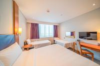 Premier Inn Abu Dhabi Airport Business Park客房内的一张或多张床位