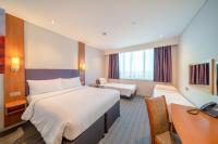 Premier Inn Abu Dhabi Airport Business Park客房内的一张或多张床位