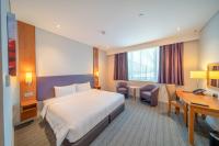 Premier Inn Abu Dhabi Airport Business Park客房内的一张或多张床位