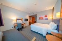 Premier Inn Abu Dhabi Airport Business Park客房内的一张或多张床位