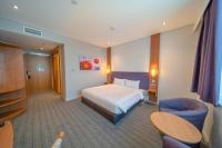 Premier Inn Abu Dhabi Airport Business Park客房内的一张或多张床位