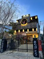 大叻SAKURA House ĐÀ LẠT的一座有门的建筑
