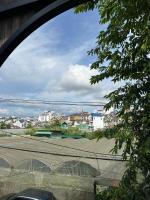 大叻SAKURA House ĐÀ LẠT的享有网球场的景色,其建筑背景为: