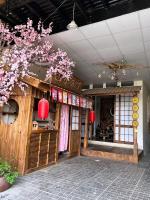大叻SAKURA House ĐÀ LẠT的天花板上挂着粉红色花的商店