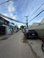 大叻SAKURA House ĐÀ LẠT的路边有汽车的街道