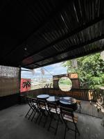 大叻SAKURA House ĐÀ LẠT的一个带桌椅的庭院和窗户。