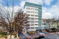 华盛顿ARC HOTEL Washington DC, Georgetown的一座高大的白色建筑,前面有一辆汽车
