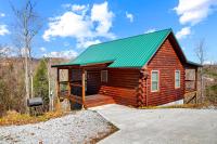 加特林堡Cabin In The Smokeys的绿色屋顶的小小木屋
