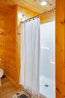 加特林堡Cabin In The Smokeys的配有浴帘和马桶的浴室