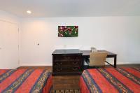 罗内特公园Budget Inn by 101 Bus from Downtown的一间卧室，有两张床和一张书桌