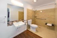 罗内特公园Budget Inn by 101 Bus from Downtown的配有马桶、水槽和淋浴的浴室