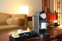 International Resort Hotel Yurakujo的咖啡和沏茶工具