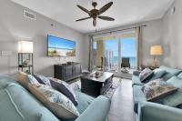 德斯坦Ariel Dunes I Unit 1209 Gulf view的客厅配有蓝色的沙发和平面电视。