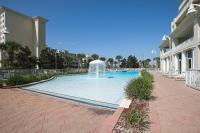 德斯坦Ariel Dunes I Unit 1209 Gulf view的建筑物前有喷泉的游泳池