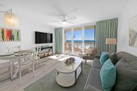 德斯坦Beautiful Updated Pelican Beach Unit!!!的带沙发和桌子的客厅