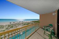 德斯坦Beautiful Updated Pelican Beach Unit!!!的可欣赏海滩景色的阳台