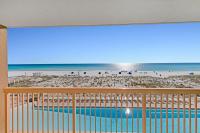 德斯坦Beautiful Updated Pelican Beach Unit!!!的可欣赏海滩景色的阳台
