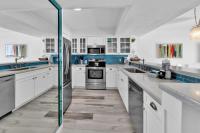 Beautiful Updated Pelican Beach Unit!!!的厨房或小厨房