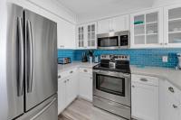 Beautiful Updated Pelican Beach Unit!!!的厨房或小厨房