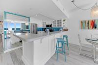 Beautiful Updated Pelican Beach Unit!!!的厨房或小厨房