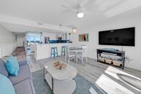 Beautiful Updated Pelican Beach Unit!!!的电视和&#47;或娱乐中心