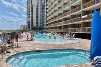 Beautiful Updated Pelican Beach Unit!!!内部或周边的泳池