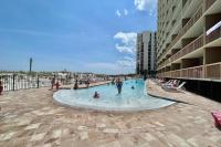 Beautiful Updated Pelican Beach Unit!!!内部或周边的泳池