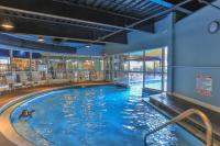 Beautiful Updated Pelican Beach Unit!!!内部或周边的泳池