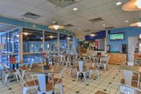 Beautiful Updated Pelican Beach Unit!!!餐厅或其他用餐的地方