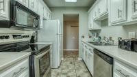德斯坦Cozy renovated ground floor unit - Golf Villa - on the Golf Course的厨房配有白色橱柜和白色冰箱