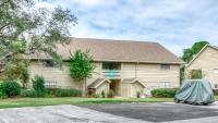 德斯坦Cozy renovated ground floor unit - Golf Villa - on the Golf Course的停车场里停着一顶帐篷的房子
