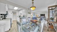 德斯坦Cozy renovated ground floor unit - Golf Villa - on the Golf Course的厨房配有桌子和碗