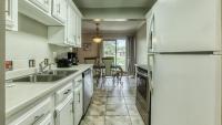 Cozy renovated ground floor unit - Golf Villa - on the Golf Course的厨房或小厨房
