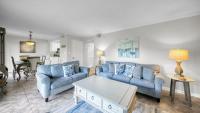 Cozy renovated ground floor unit - Golf Villa - on the Golf Course的休息区