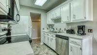 Cozy renovated ground floor unit - Golf Villa - on the Golf Course的厨房或小厨房