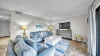 Cozy renovated ground floor unit - Golf Villa - on the Golf Course的休息区