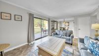 Cozy renovated ground floor unit - Golf Villa - on the Golf Course的休息区