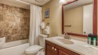 Cozy renovated ground floor unit - Golf Villa - on the Golf Course的一间浴室