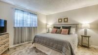 Cozy renovated ground floor unit - Golf Villa - on the Golf Course客房内的一张或多张床位