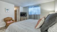 Cozy renovated ground floor unit - Golf Villa - on the Golf Course的电视和&#47;或娱乐中心