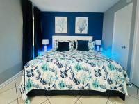 默特尔比奇Oceanfront 2BR King Suite Atlantica Resort的蓝色卧室,配有一张带蓝色和白色棉被的床