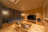 hotel around TAKAYAMA, Ascend Hotel Collection的电视和/或娱乐中心
