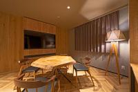 hotel around TAKAYAMA, Ascend Hotel Collection的电视和/或娱乐中心