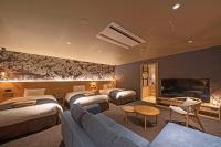 hotel around TAKAYAMA, Ascend Hotel Collection的电视和/或娱乐中心