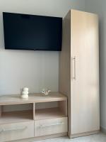 普拉Leone apartments with free parking的上面有电视的橱柜