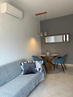 普拉Leone apartments with free parking的带沙发和桌子的客厅
