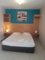 L'ANNEXE 66 , Saint Denis Centre Ville , à 200 m de la Rue Piétonne , du Petit Marché et du Leader Price , sur une rue calme, PARKING GRATUIT sur la rue客房内的一张或多张床位